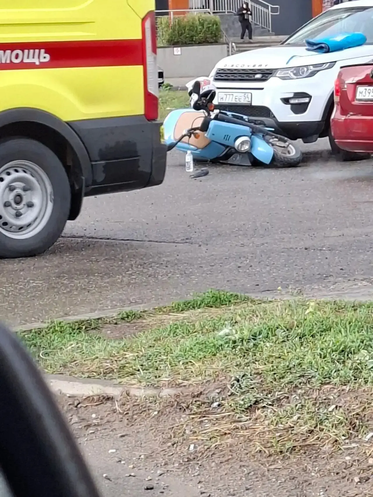 Утреннее ДТП с мопедом по дороге в супсех. Видимо, водителю мопеда понадобилась помощь ...