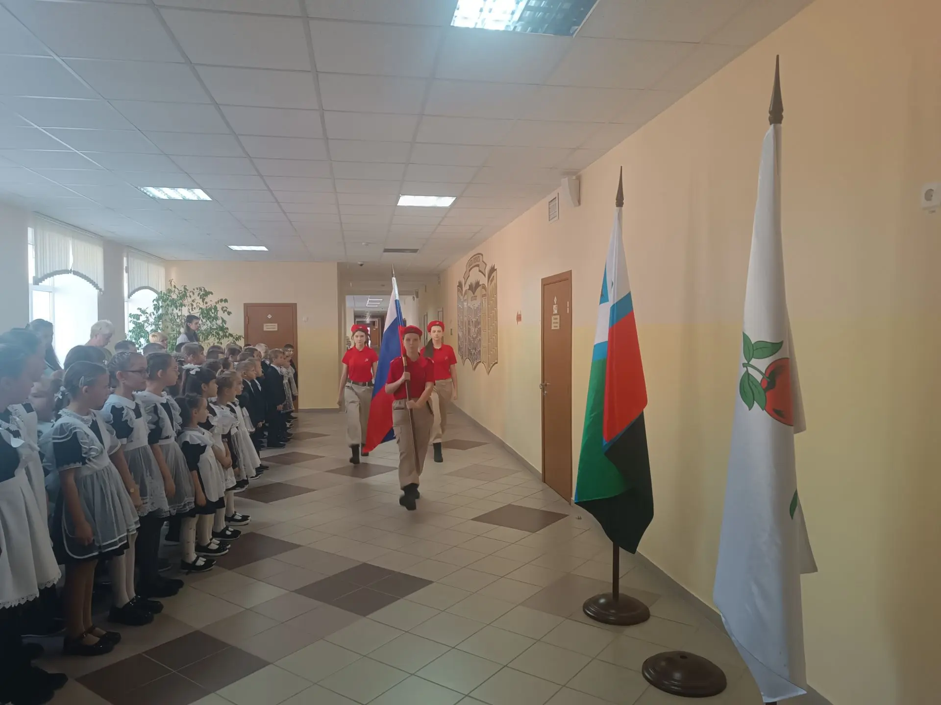 Сегодняшний понедельник в нашей школе начался с важных и знаковых событий. Утро открыло...
