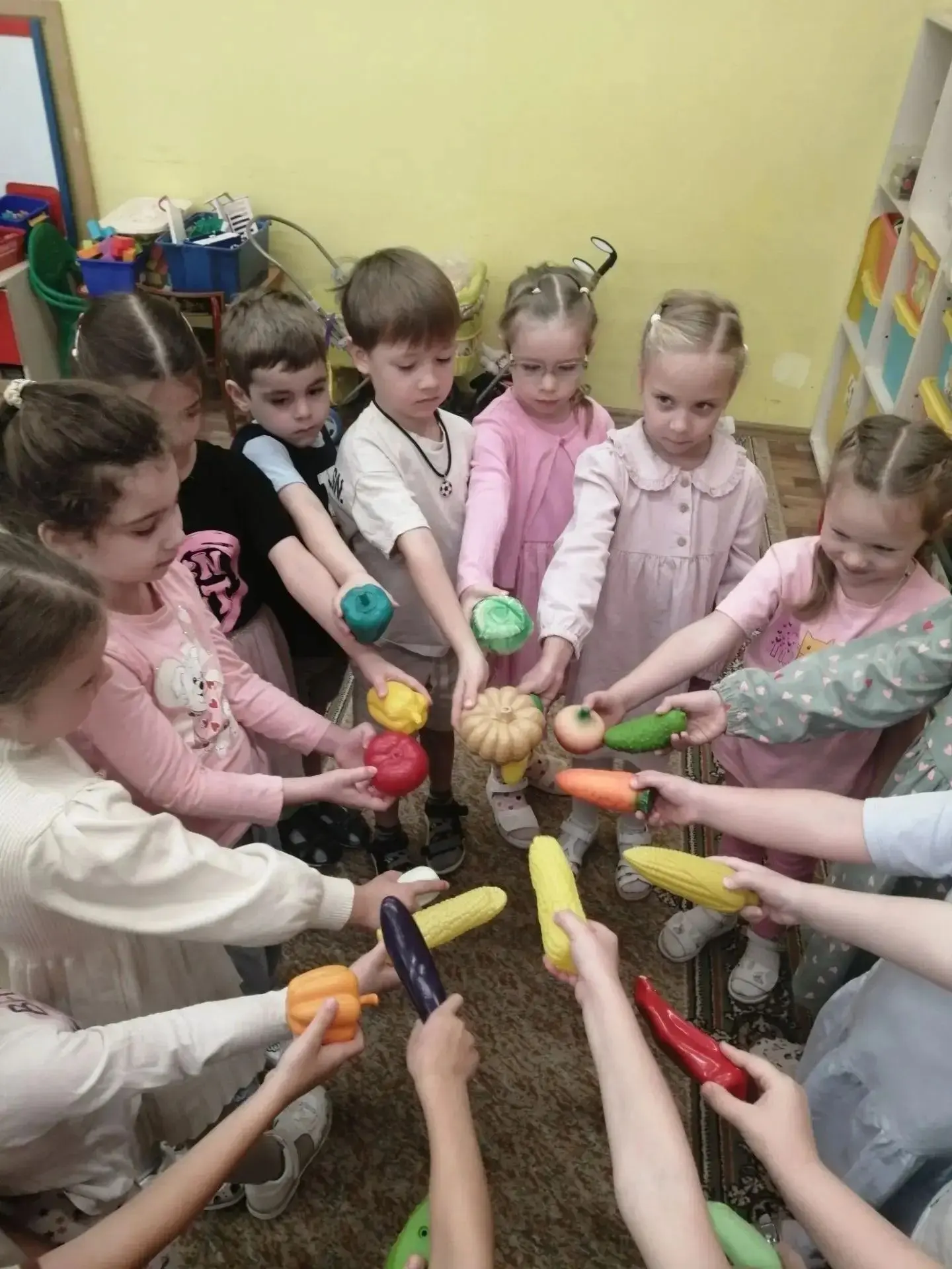 🥬 Воспитатели нашей школы провели для малышей увлекательное занятие «Что растет у нас ...