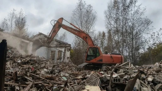 В Красноярске сносят очередной аварийный дом