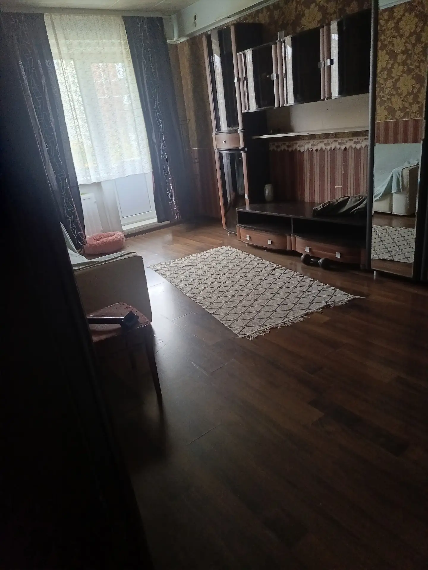 Сдам комнату женщине. Можно и мужчине. Без животных и деток. Квартиру снимаю я, но одна...