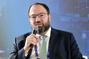 Кибер-Пушкин и нейро-математика: искусственный интеллект садится за школьную парту