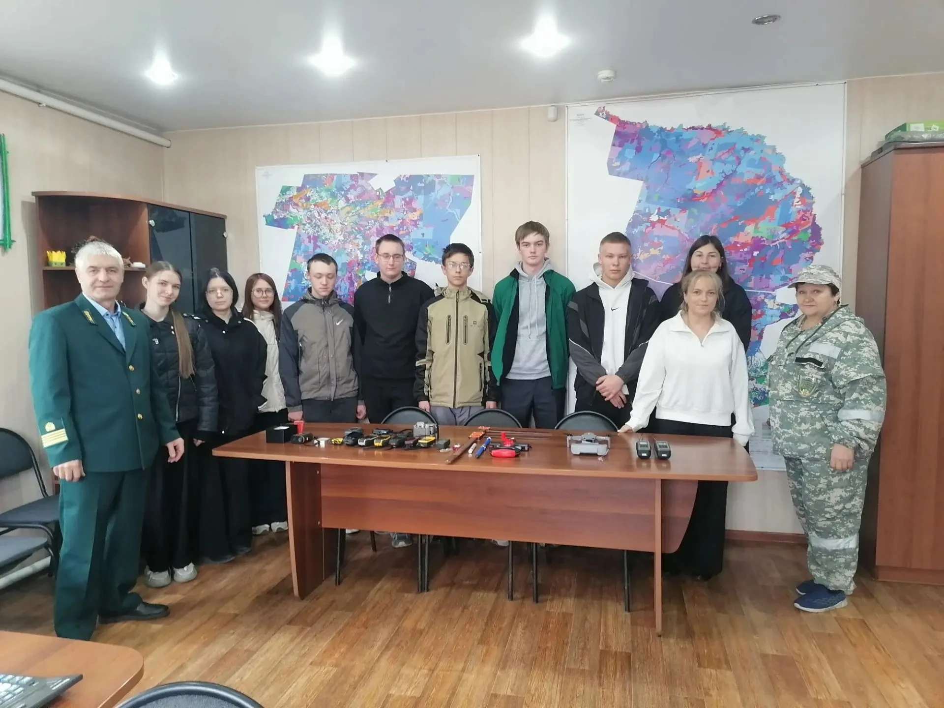 В Тюхтетском лесничестве десятиклассники школы № 2 попробовали себя в роли специалистов...