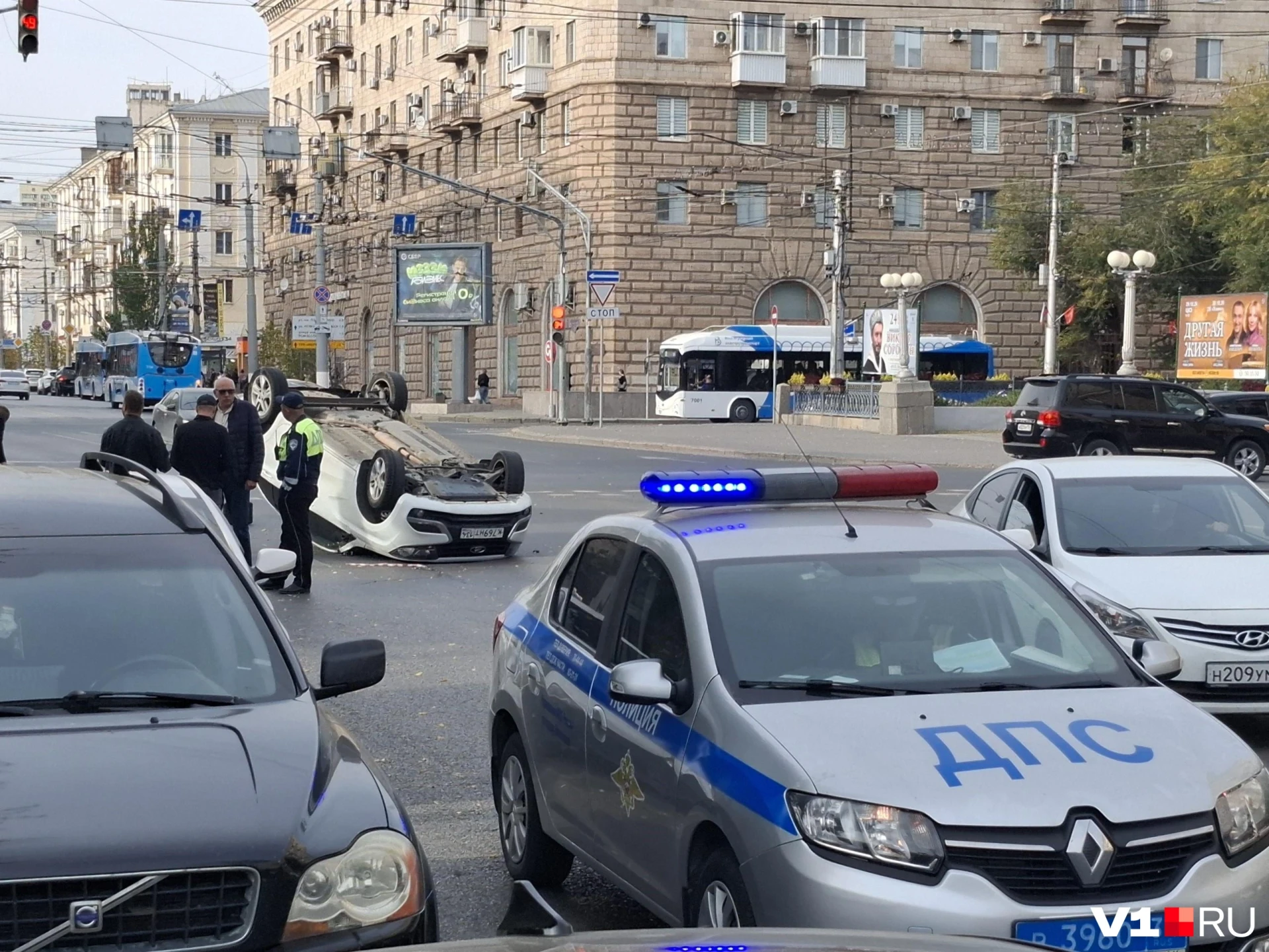 Жесткое столкновение двух автомашин с последующим переворотом одной из них произошло в ...