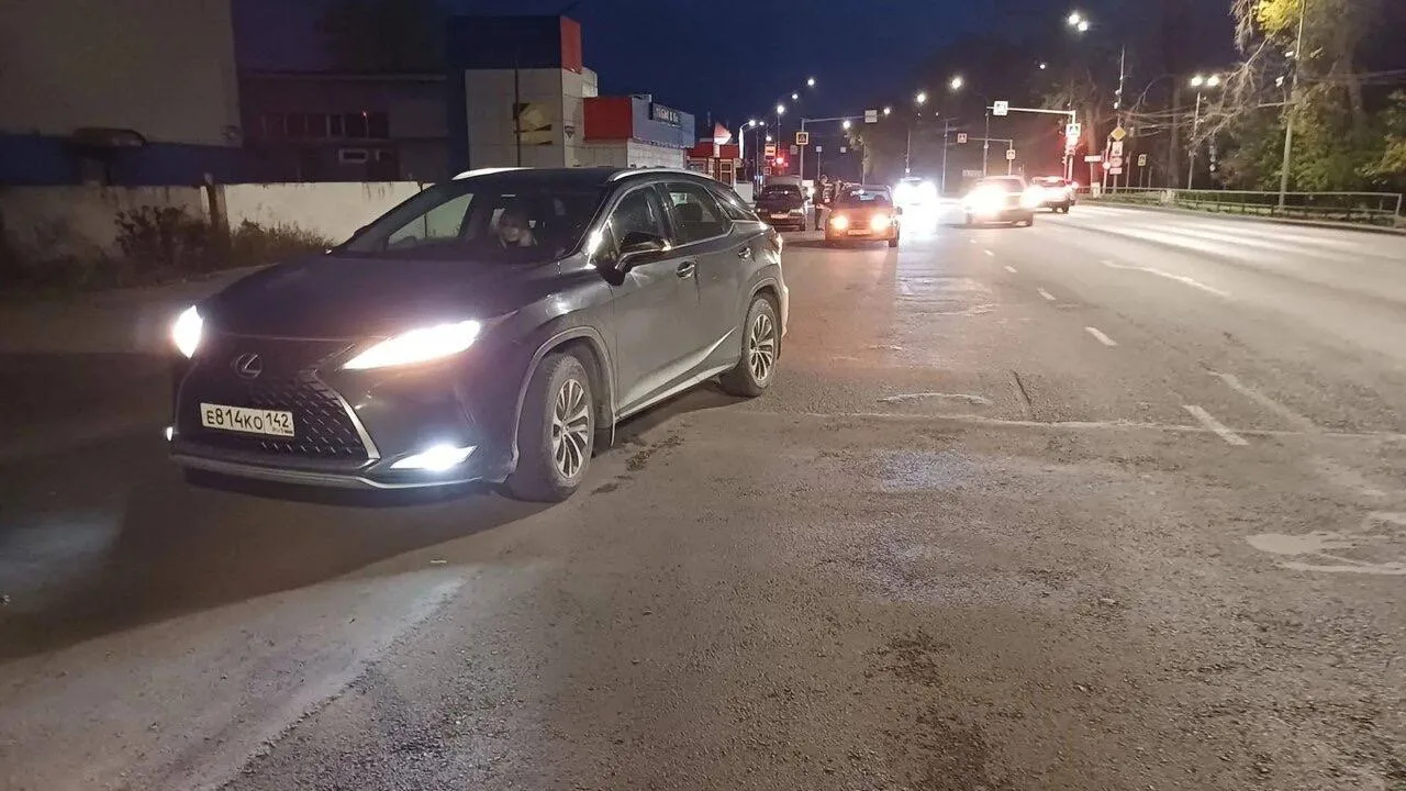 В Новокузнецке столкнулись серебристый Lexus и красная Mazda ГИБДД ищет очевидцев
