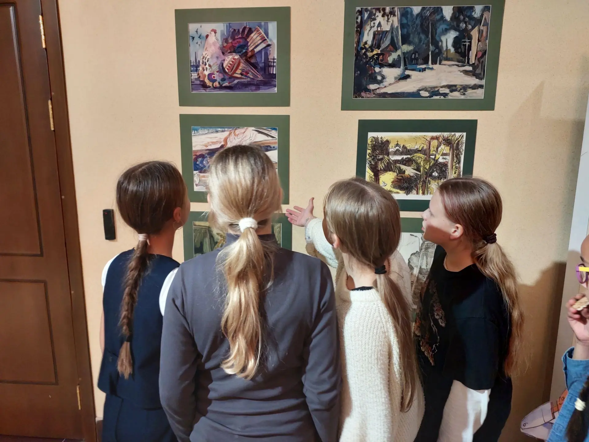 🎨 Сейчас шумно и весело проходит открытие юбилейной выставки художника-иллюстратора Ан...