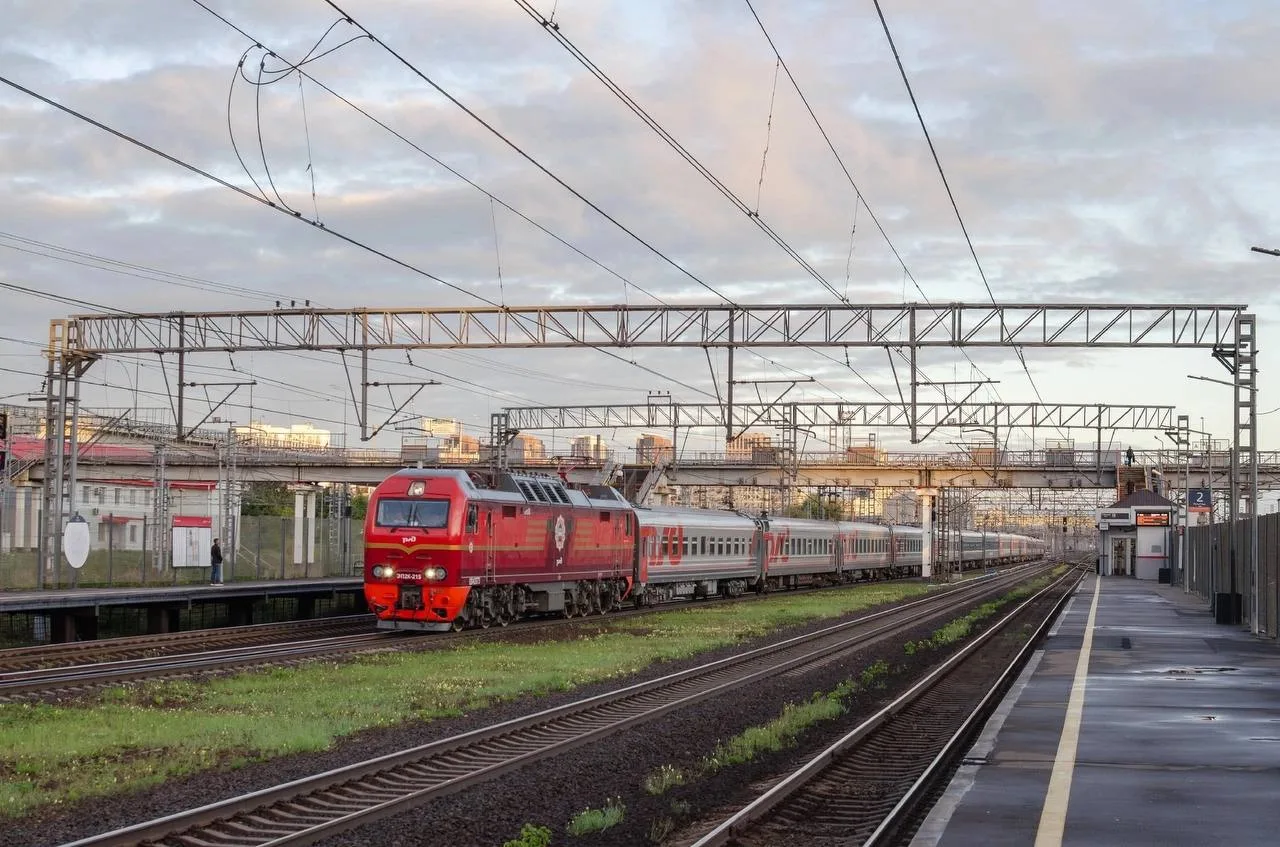 ЭП2К-215 ранним утром летит через станцию Молжаниново 🚇