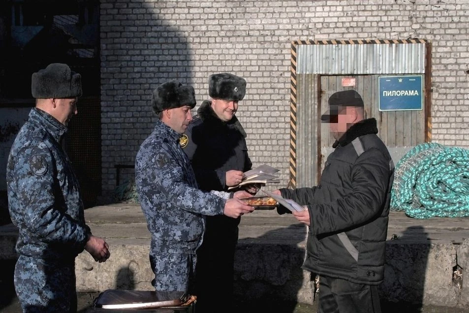 В мурманской ИК-17 поощрили лучших работников швейного участка