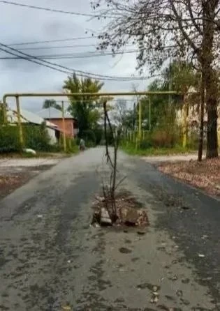 На улице Тургенева в Сызрани после свежего ремонта образовались глубокие ямы в местах к...