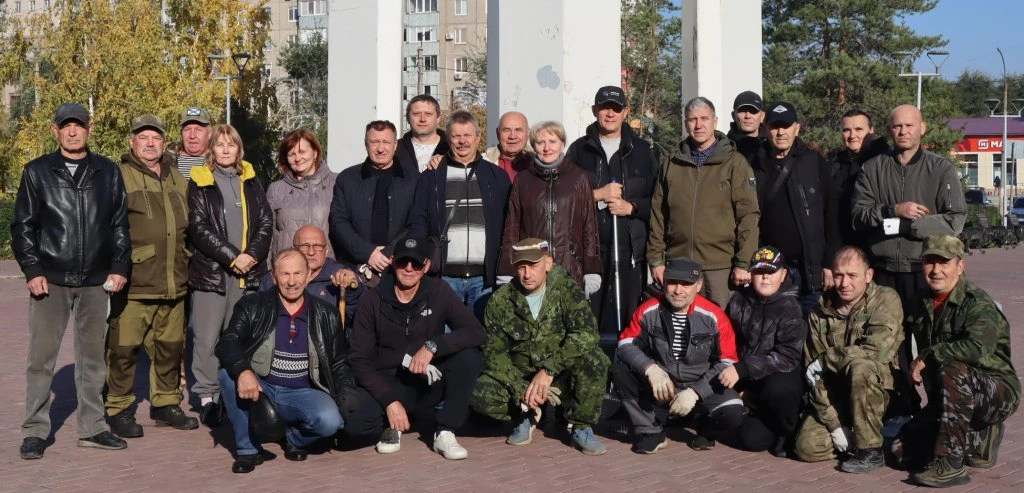 Ветераны «Боевого братства» Новотроицка навели порядок в сквере «Воинов-интернационалис...