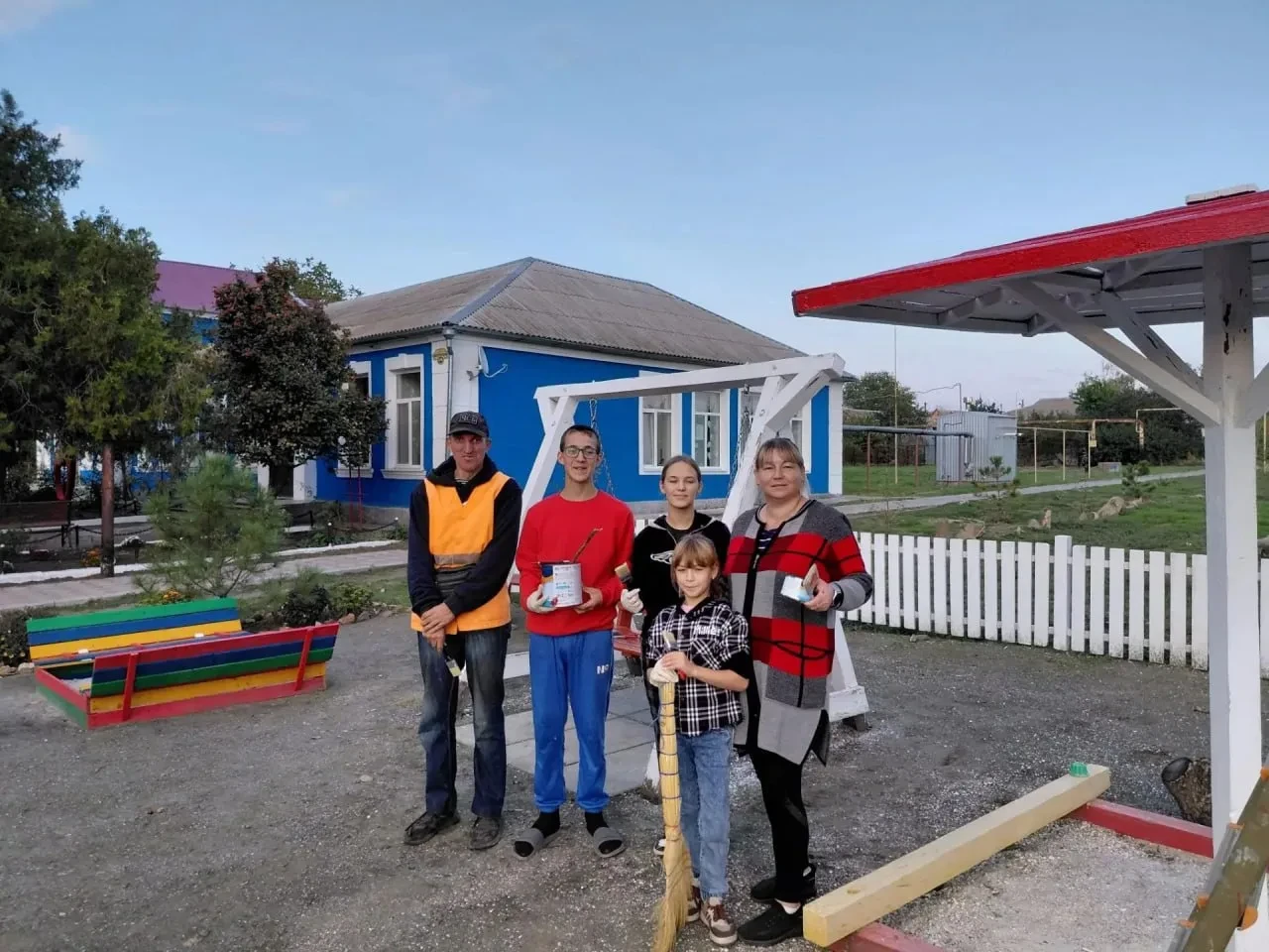 Жители Азовского самостоятельно украсили родное село