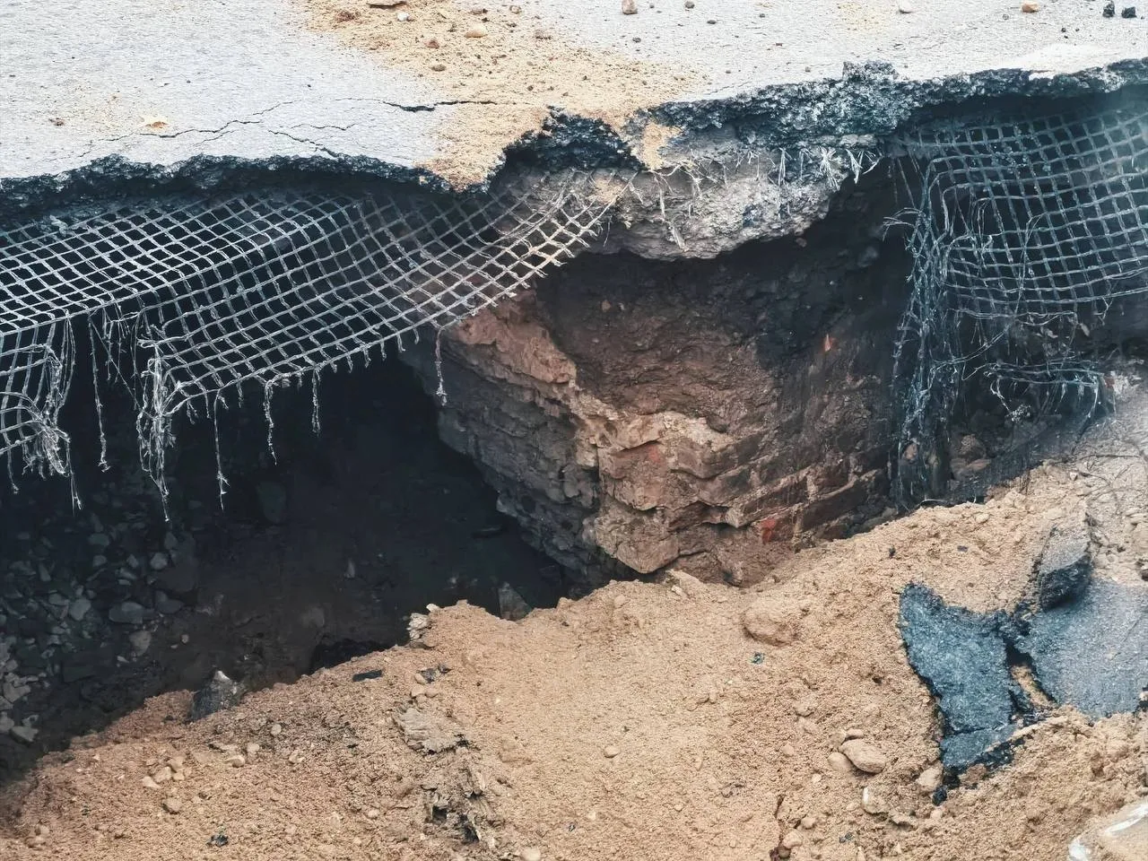 🤯 На Большой Советской в Смоленске после провала асфальта обнаружены кирпичные фрагменты.