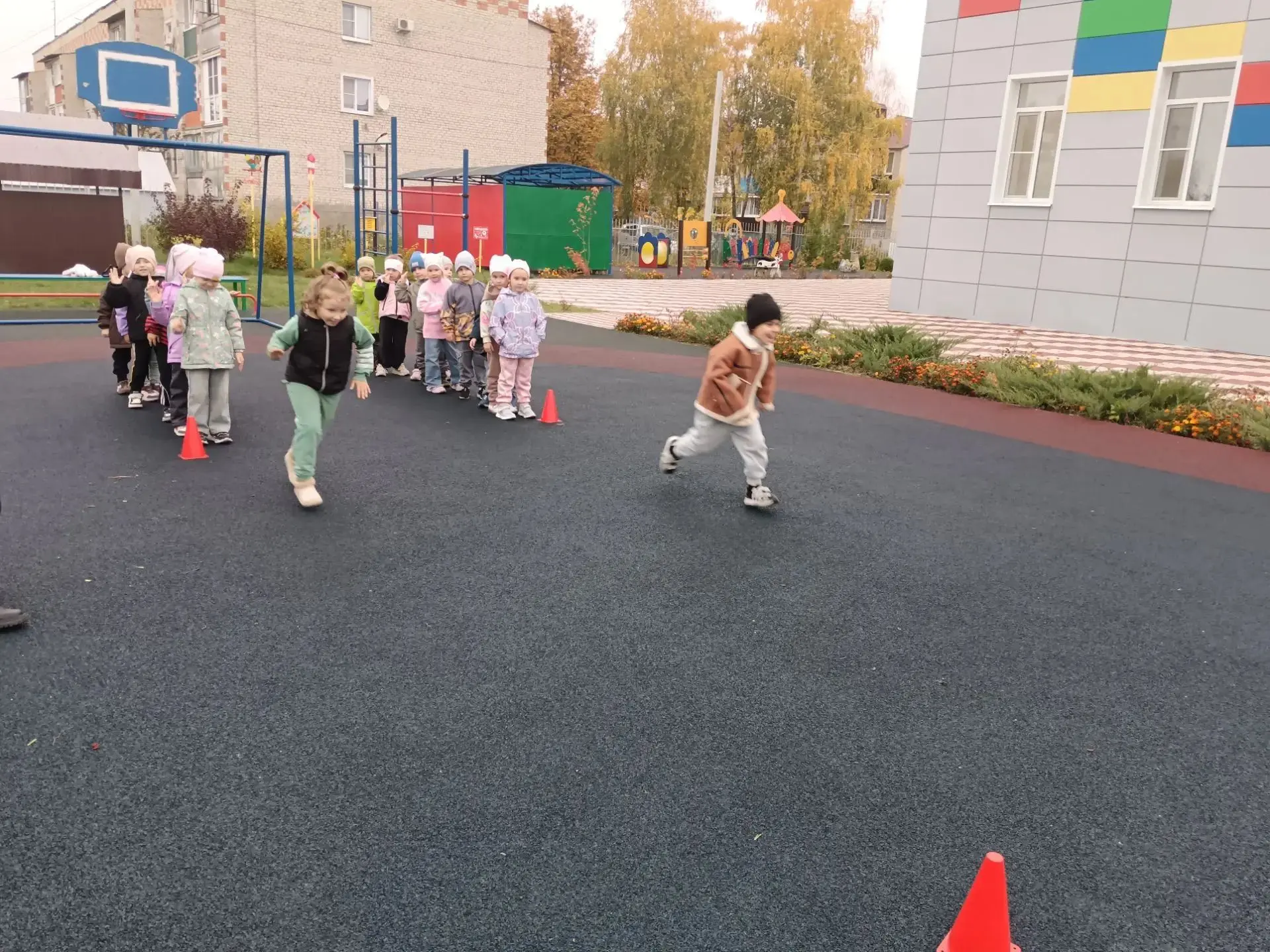 Наши физкультурные занятия на улице проходят на ура: