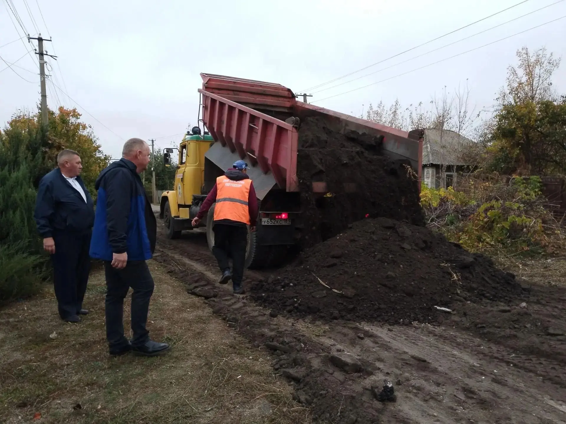 В Новоайдаре провели контроль за работой по благоустройству улицы Заречной