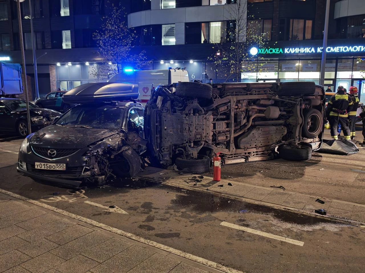 Внедорожник опрокинулся после наезда на припаркованные автомобили на улице Крузенштерна.