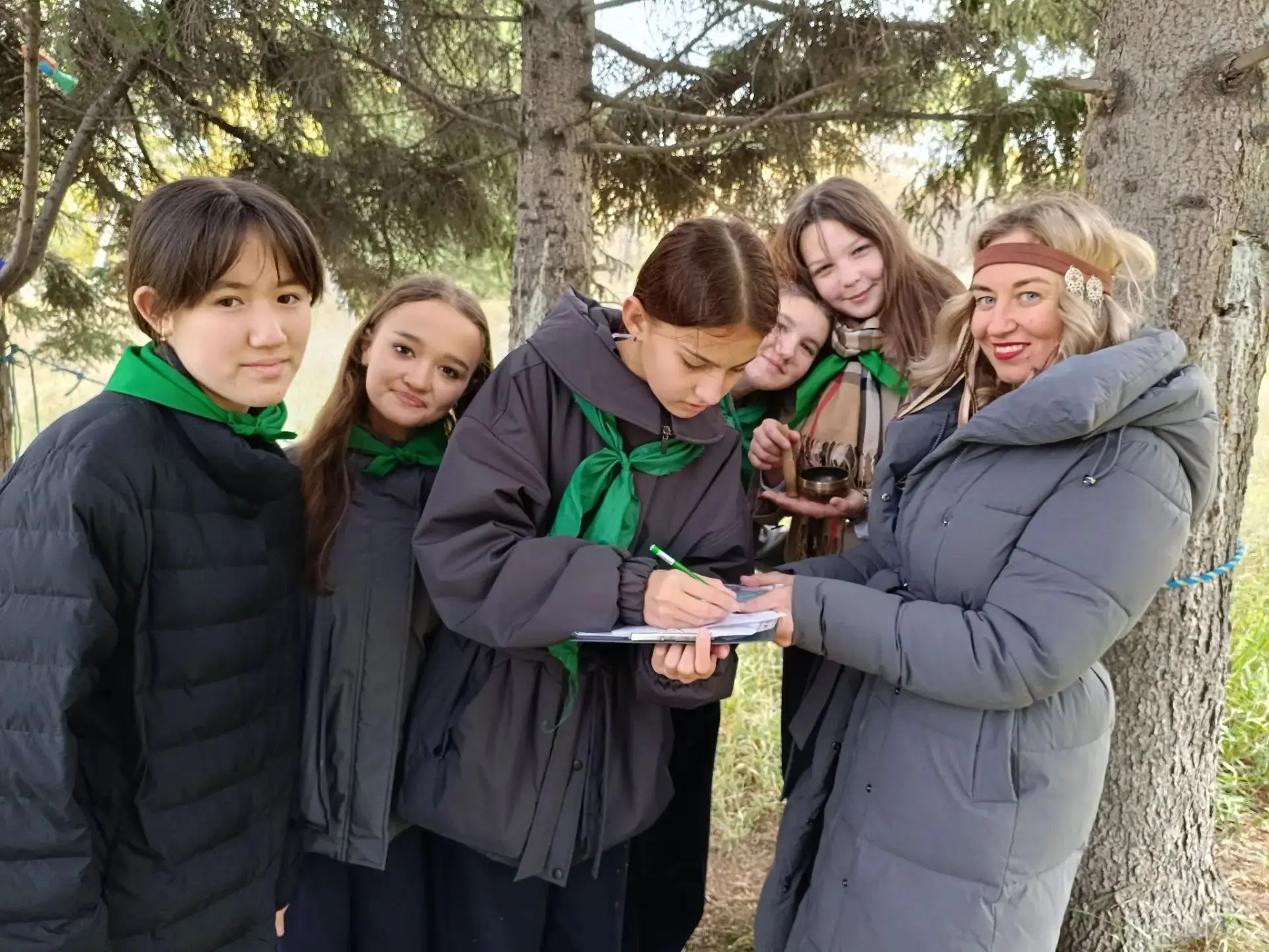 🌿 30 сентября учащиеся класса 7-5,6 приняли участие в увлекательном эко-квесте «Тропа ...