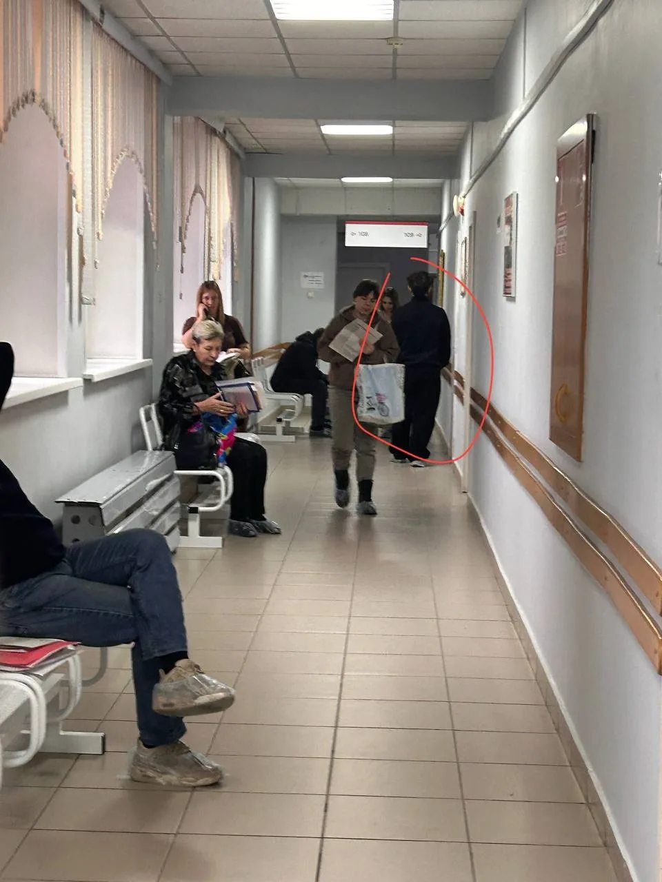 13го октября примерно в 8:30 сидел на первом этаже в жд больнице в третьем, весь в черн...