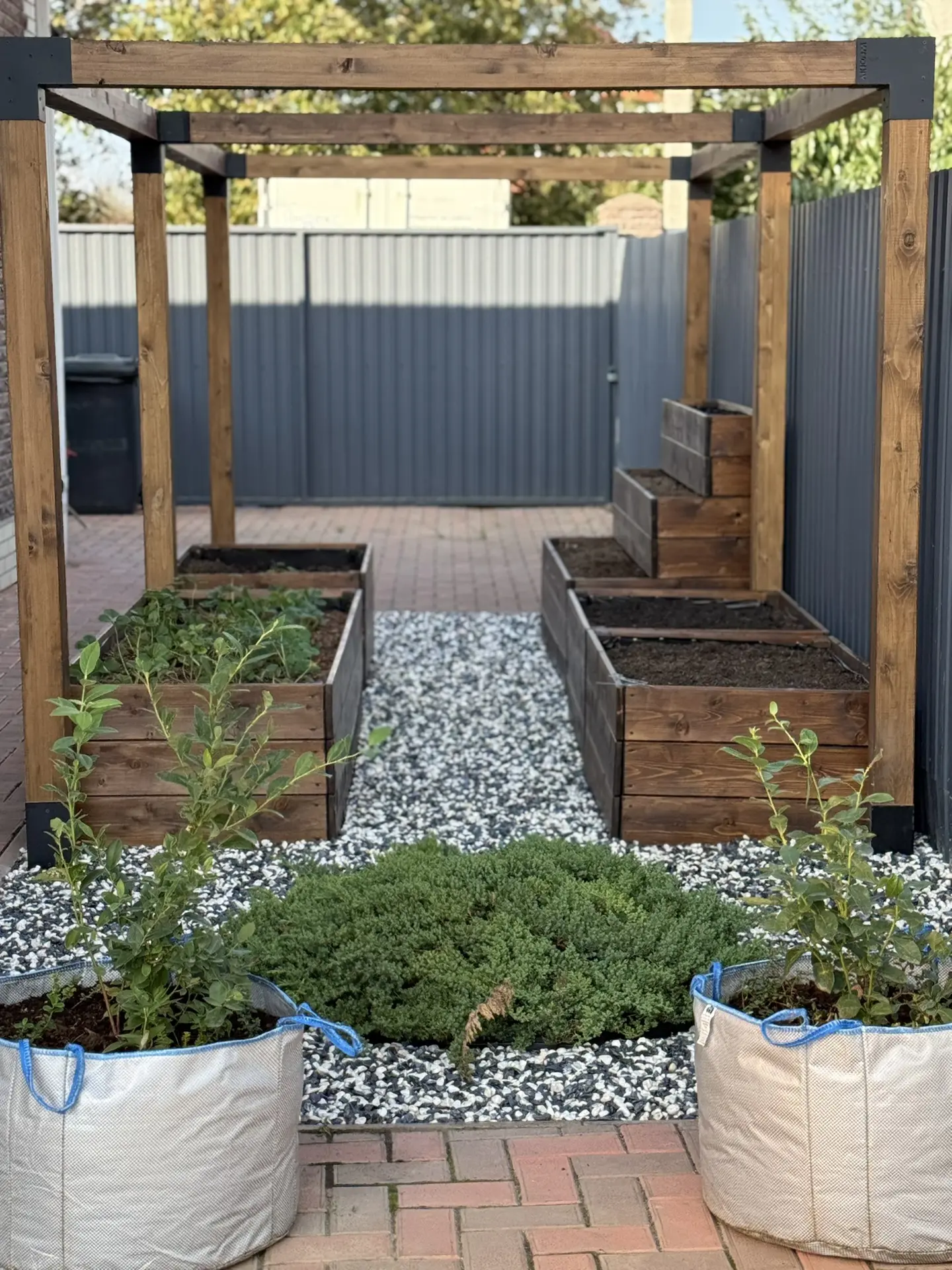Ну что, мой мини-огород готов. Мне кажется в реальности получилось даже лучше чем делал...