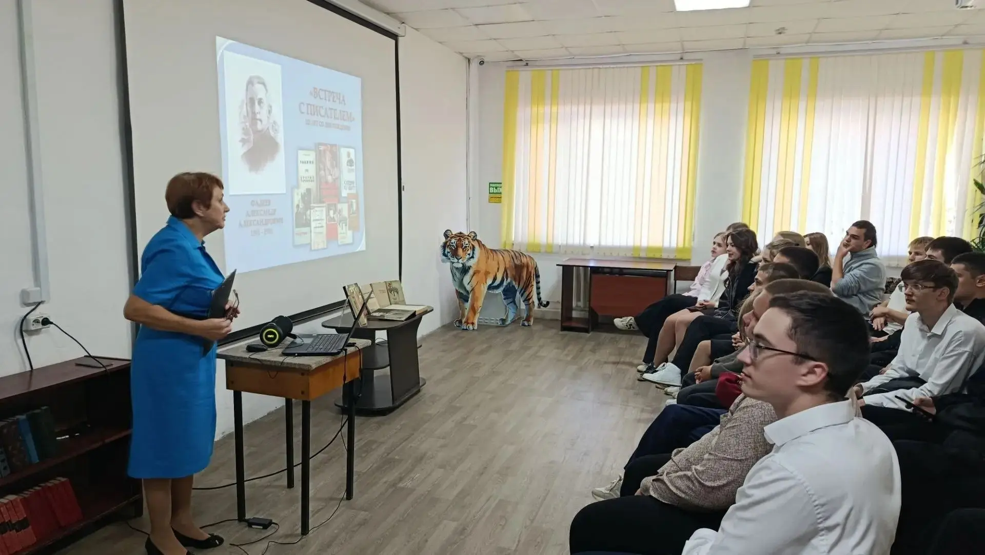 Сегодня в рамках литературной гостиной «Классики и современники» состоялось знакомство ...