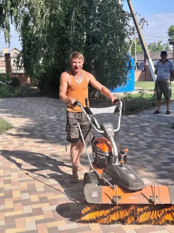 🧹 Чистота — залог уюта: у нас появилась бензиновая метла!