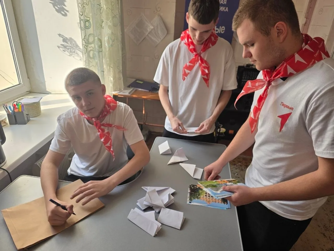 🕊️✉️«Письма с теплом: активисты «Движения Первых» пишут ответные письма в МБОУ Кезская...