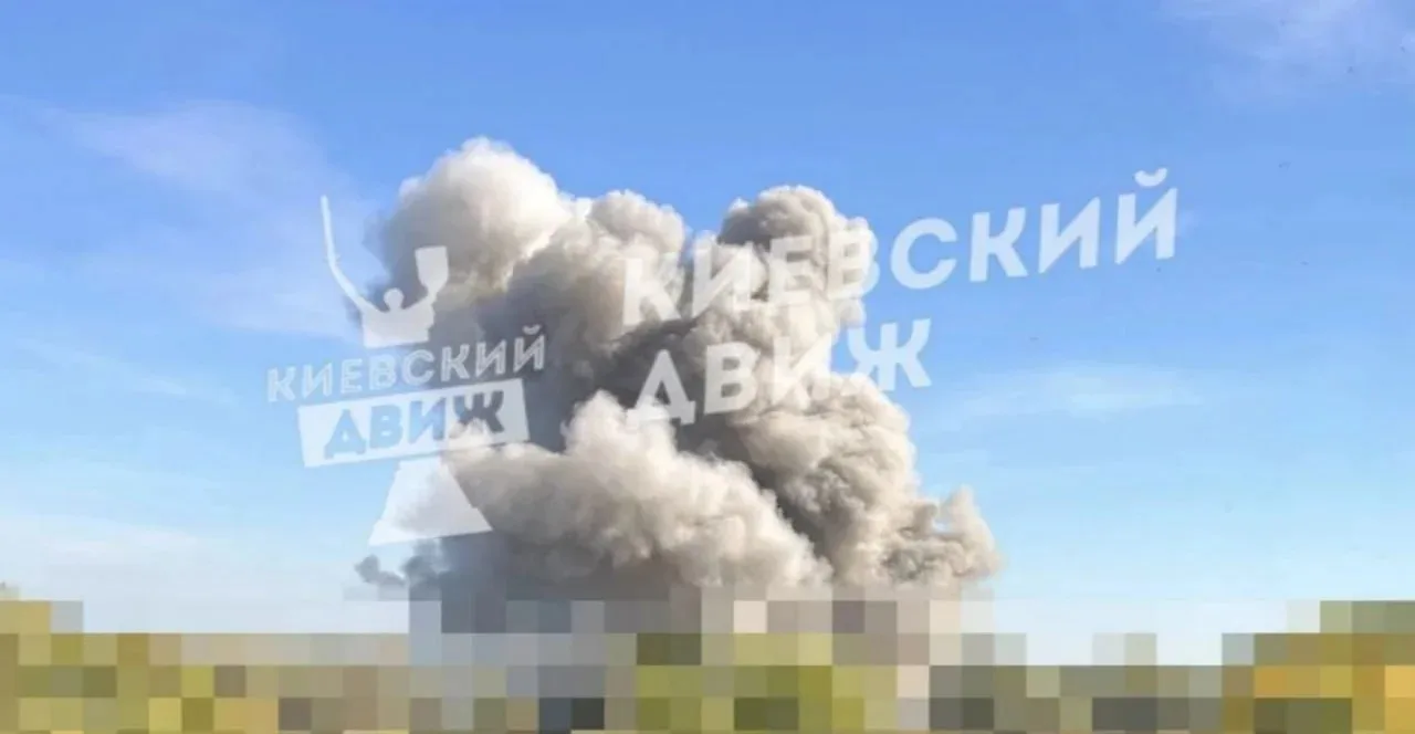 ❗️ В Киеве после ракетной атаки поднялся столб дыма