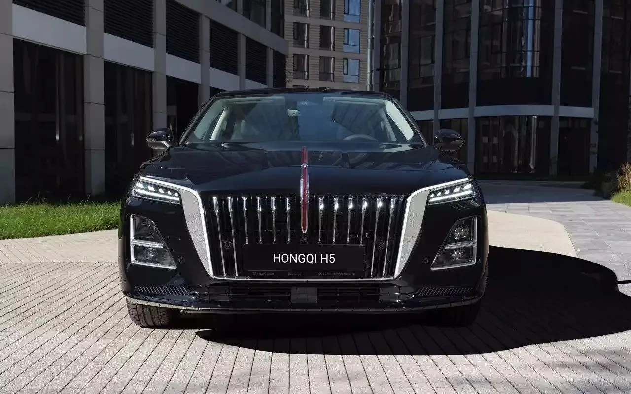 Обновлённый Hongqi H5 вышел в России за 4 480 000 рублей