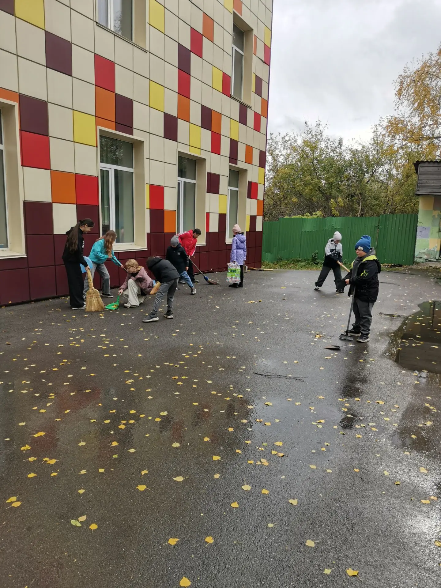 Ни дождь, ни слякоть: наши ребята вышли на уборку территории