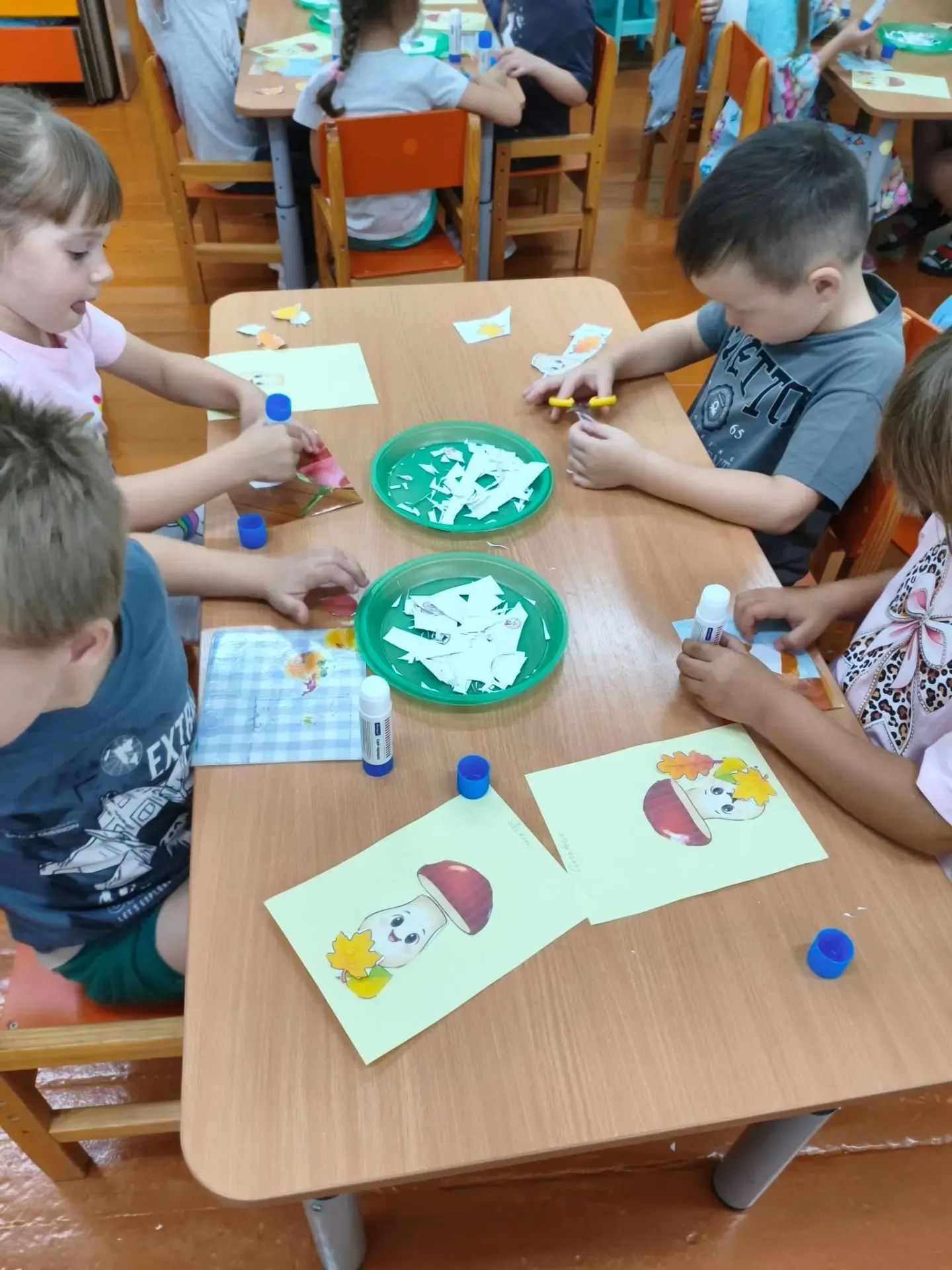 У пригорка на дорожке
