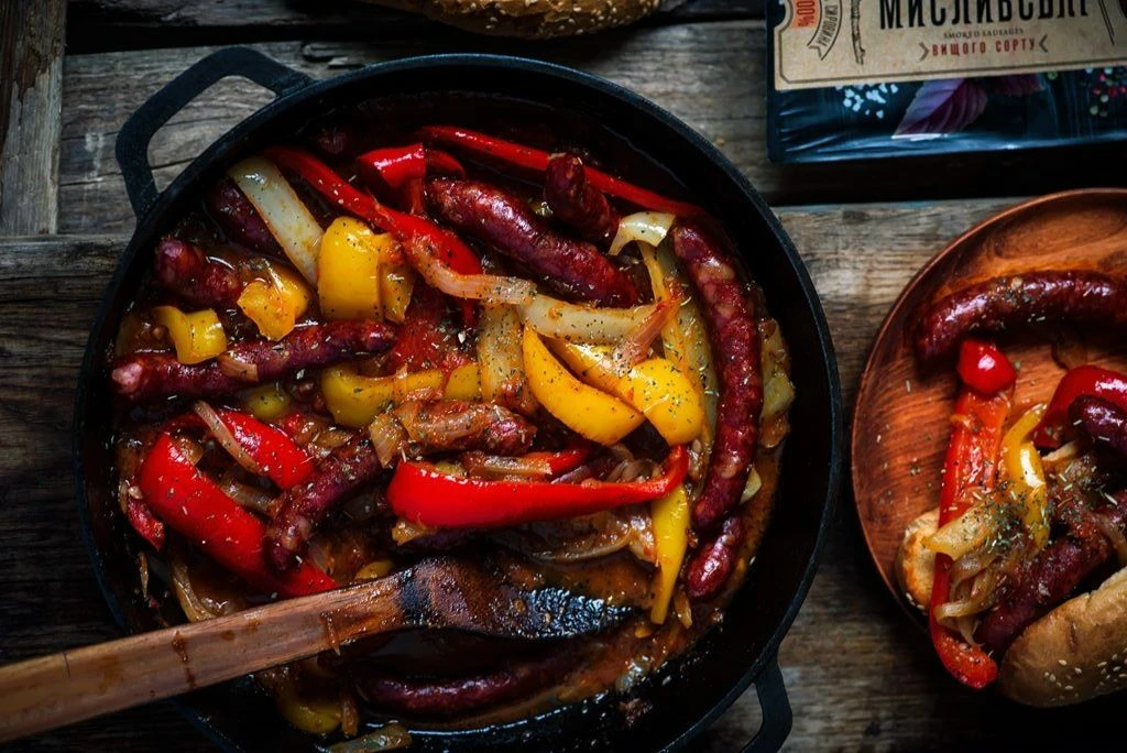 Охотничьи колбаски с перцем и луком