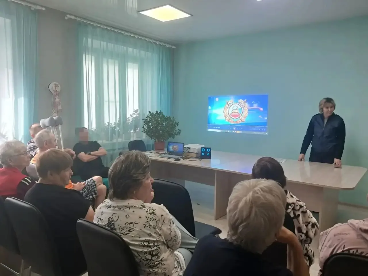 🚔 В преддверии Дня пожилого человека сотрудники Госавтоинспекции встретились с ветеранами