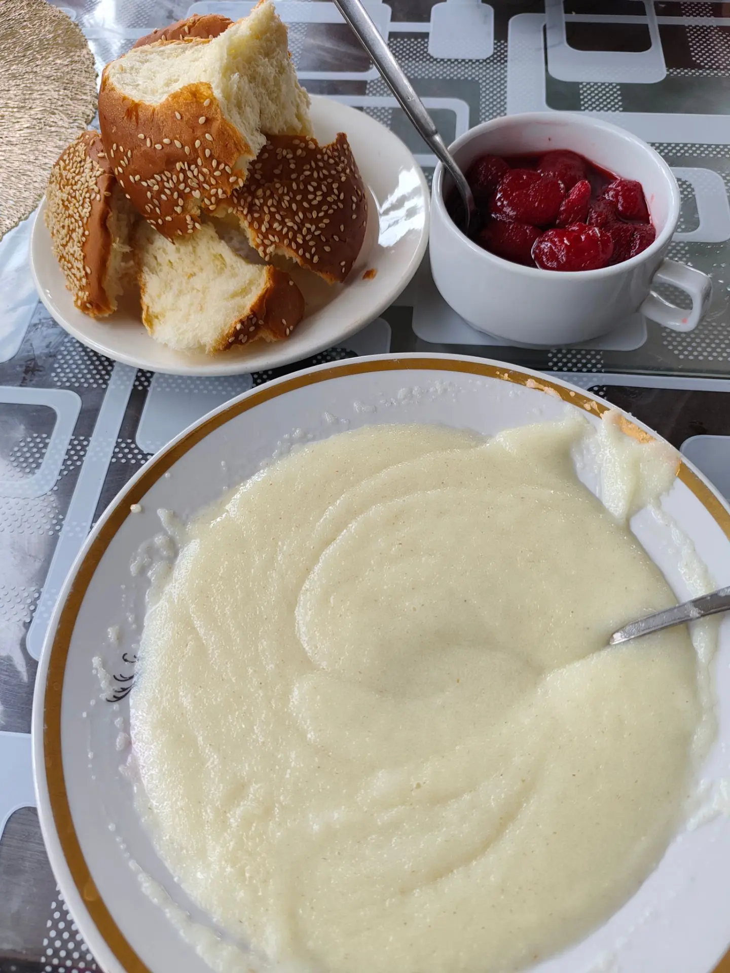 Кашка малашка из детства!!!!! Бонусом клубничное варенье и сладкая булочка "ромашка" 🫶...