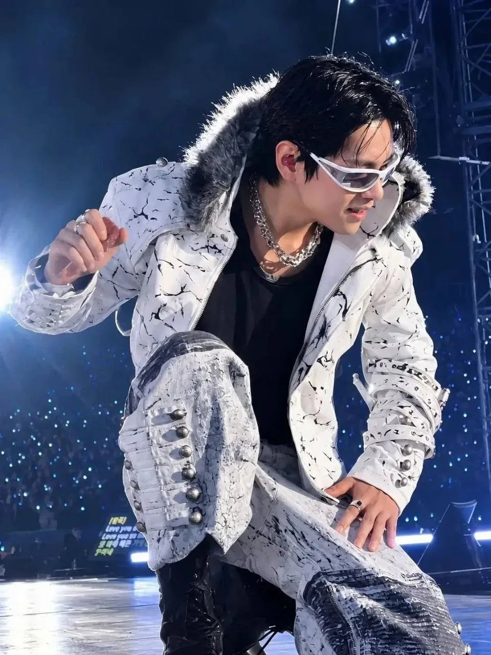 Фото Тэхёна с сегодняшнего концерта, BTS WORLD TOUR ARIRANG LIMA