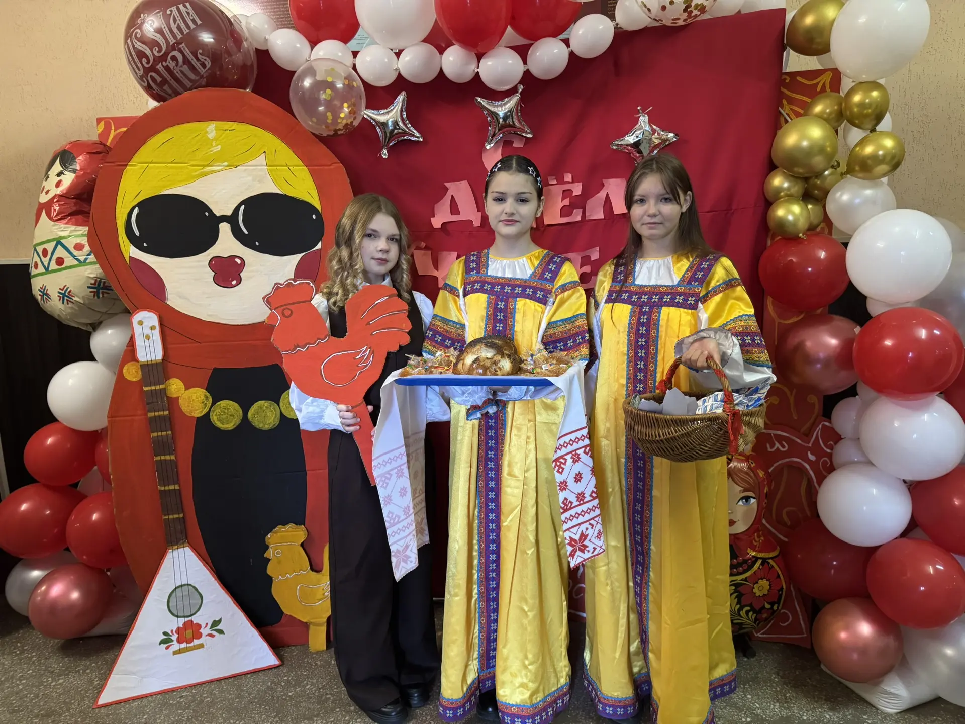 Выпускники организовали встречу учителей в русско-народном стиле!