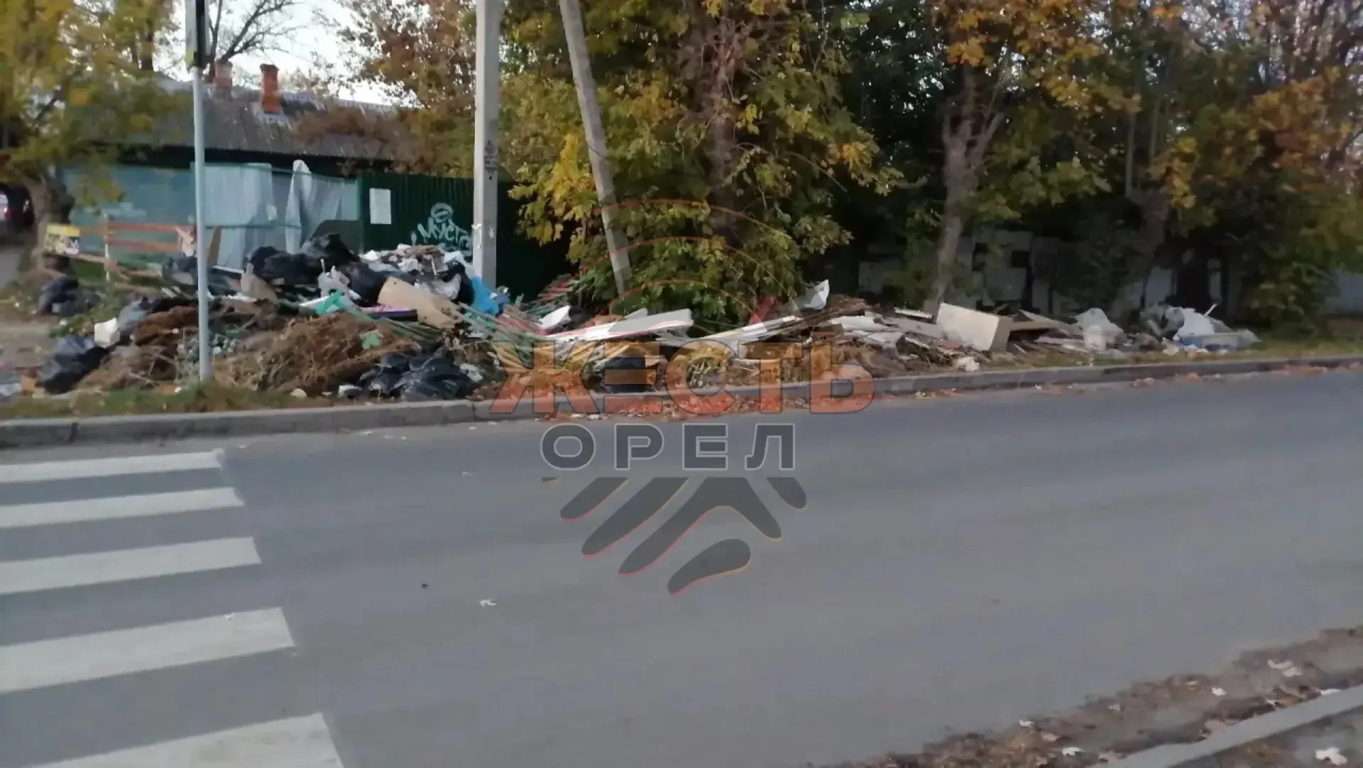 В Речном переулке образовалась свалка.