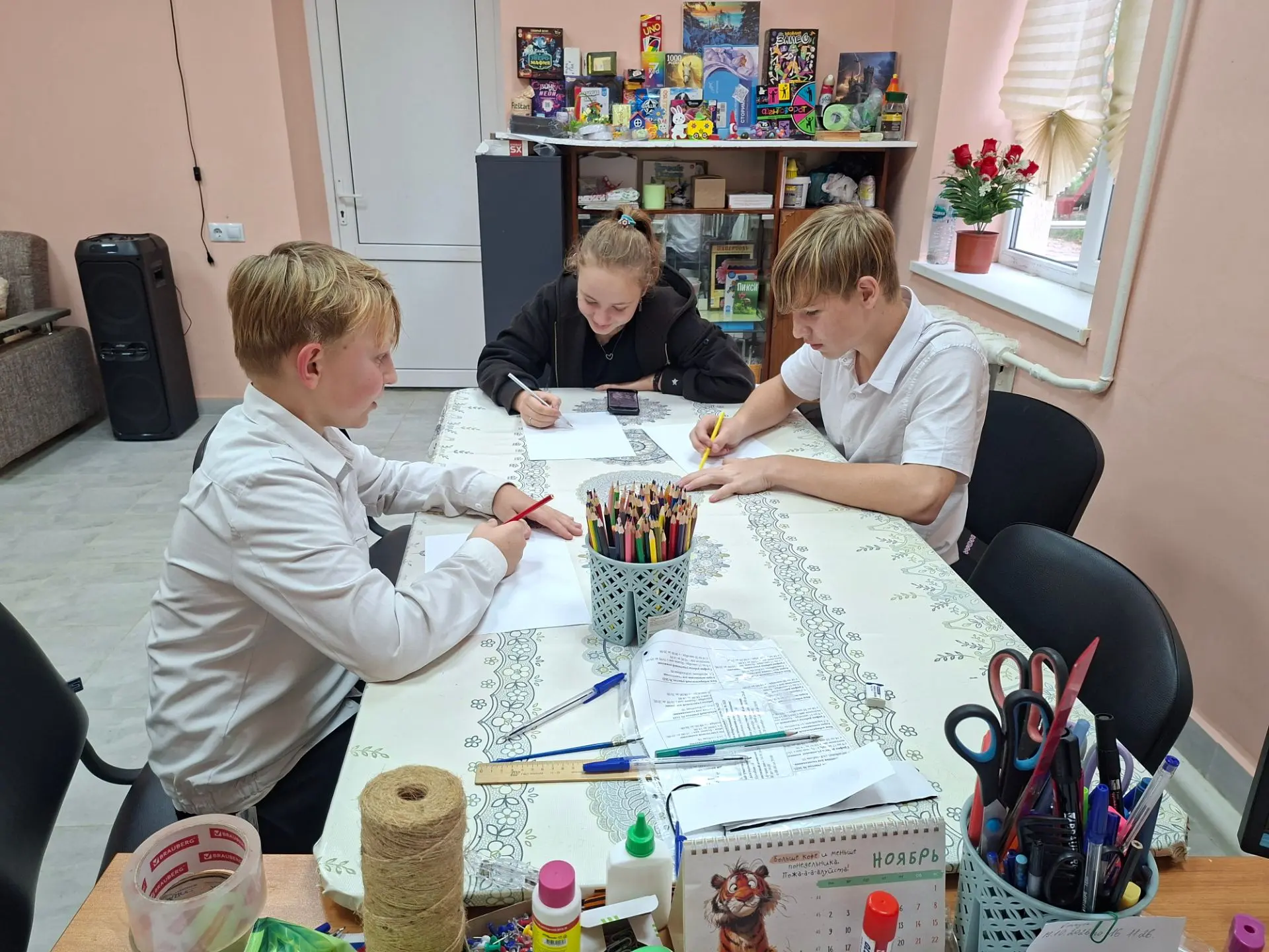 Участники КЛО "Юный художник " в СК села Гвардейского подготовили рисунки на тему " Осе...