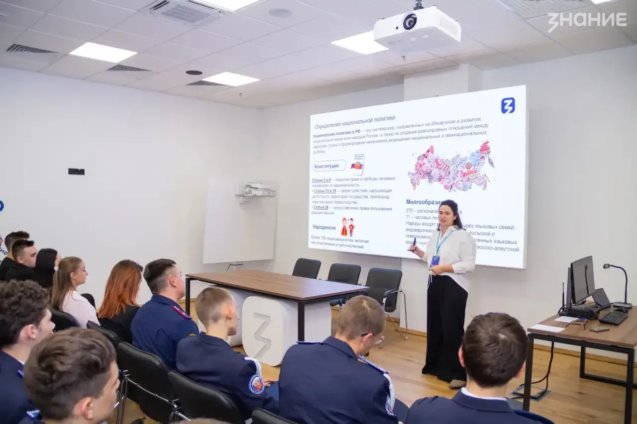 🎓В «Доме Знаний» ДНР обсудили единство и противодействие розни