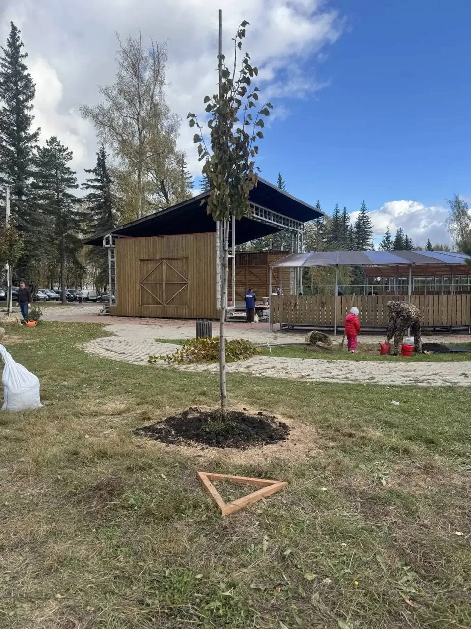 Сотрудники полиции приняли участие в посадке липовой аллеи в Тарусе 🌳
