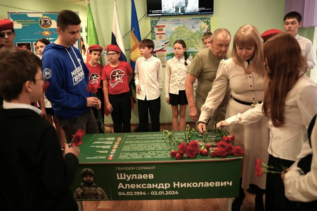 В школе Высокогорского района РТ почтили память погибшего в Крынках морпеха
