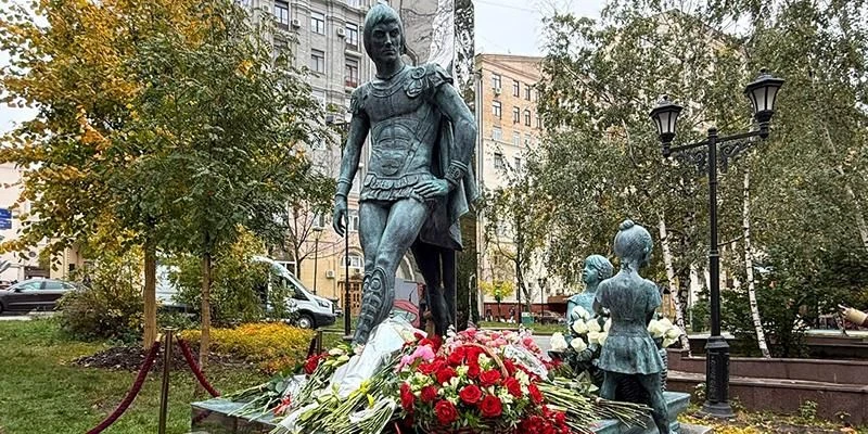 Памятник Марису Лиепе установлен в Брюсовом переулке