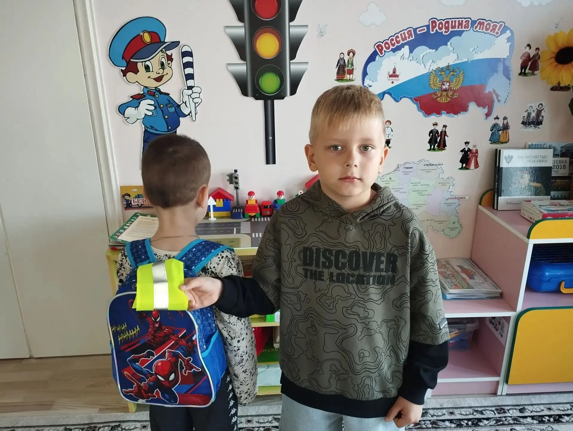 Дети нашего детского сада, призывают быть заметными на дороге в темное время суток, дем...
