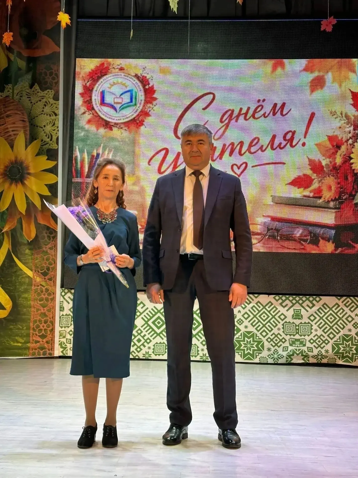 Ғүмеренең 40 йылын мәғарифҡа арнаған Яңылбикә Рәүил ҡыҙы Вәлишина "Рәсәй Федерацияһының...