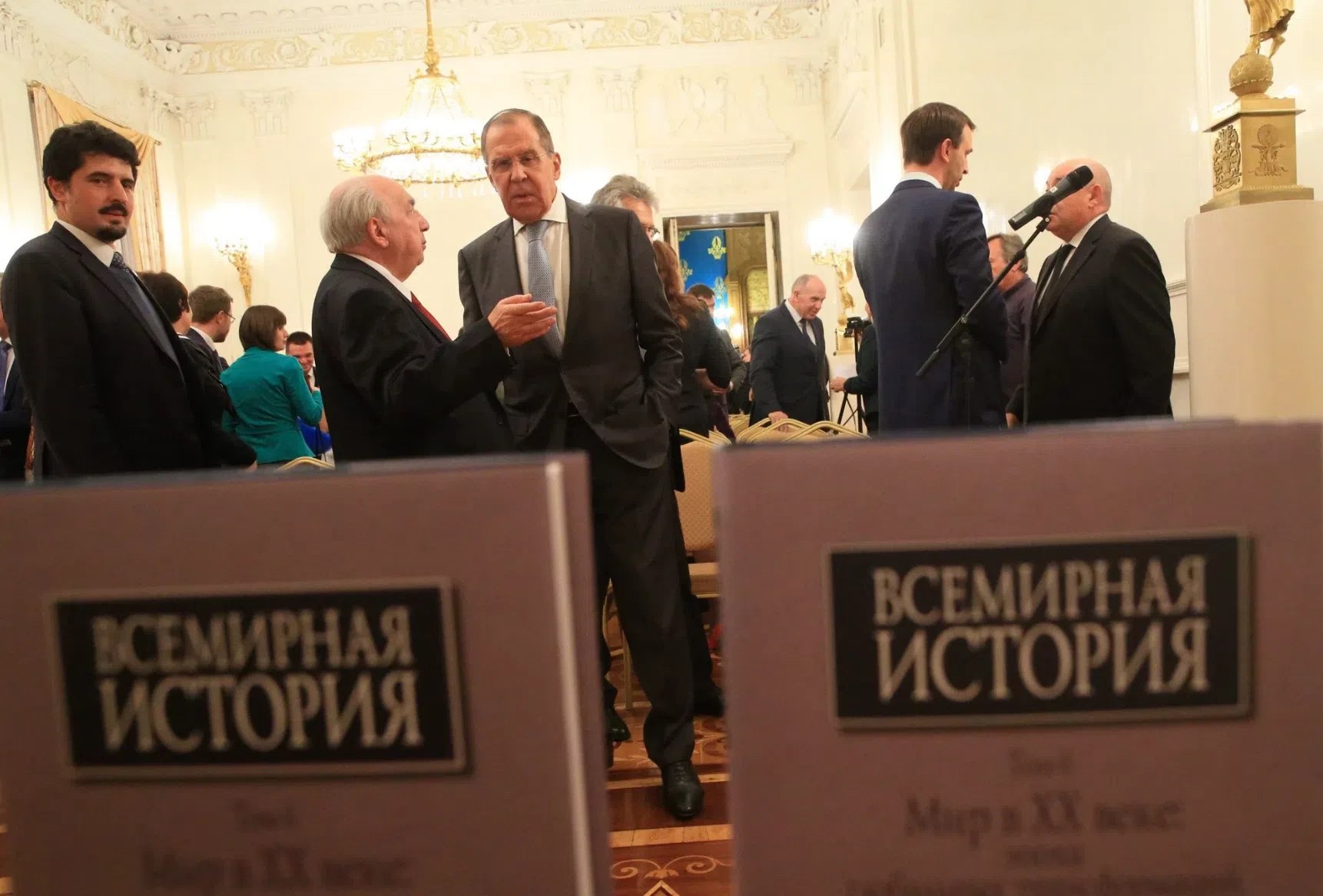"Он кажется нам настоящим исполином, перенесенным в наши дни по воле Провидения прямико...