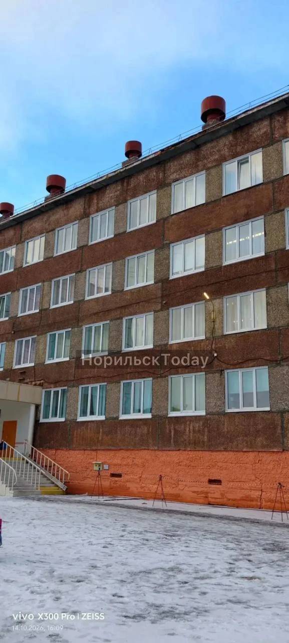 «В школе № 36 оторван участок карнизной планки, под которой находится подвижная кирпичн...