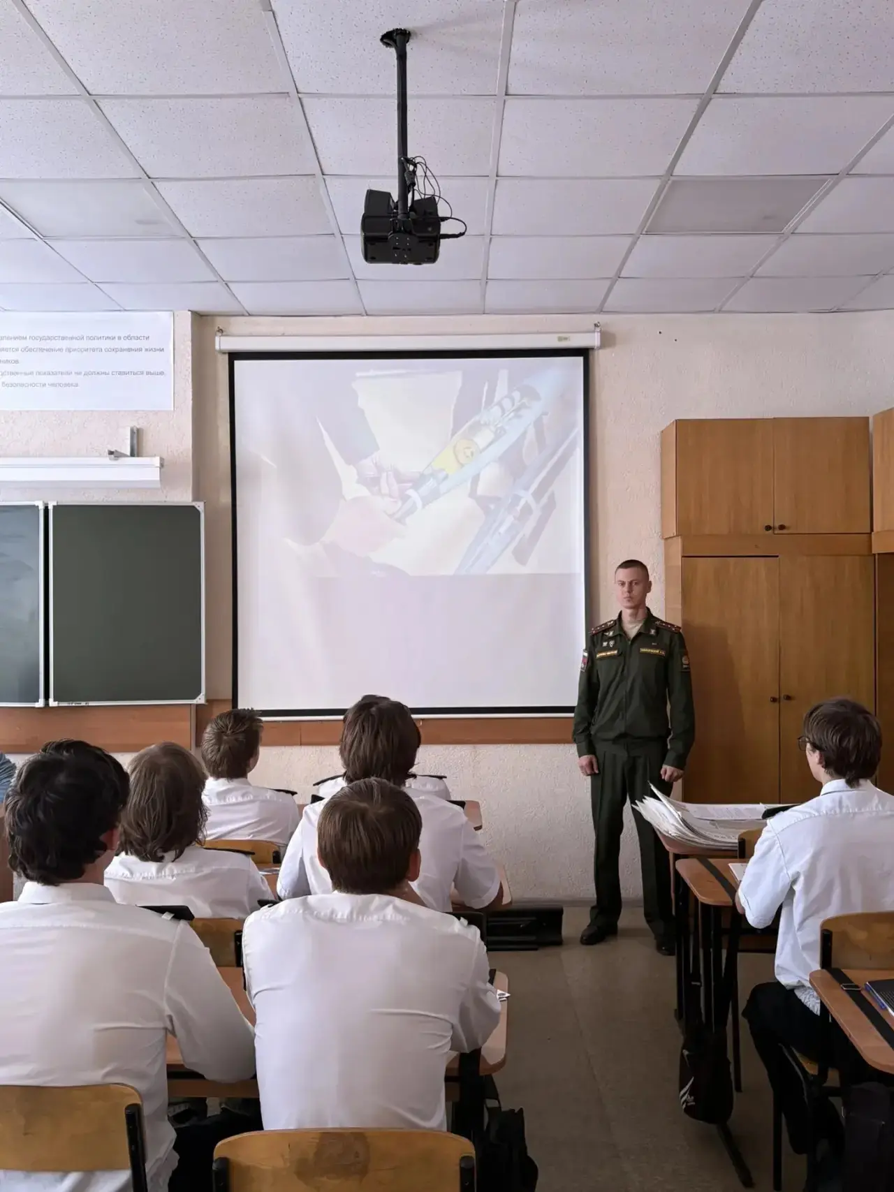В техникуме состоялась встреча студентов с представителем Пензенского артиллерийского и...