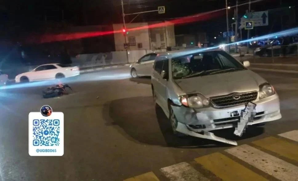Выехали на красный: в Корсакове подростки на питбайке пострадали в ДТП