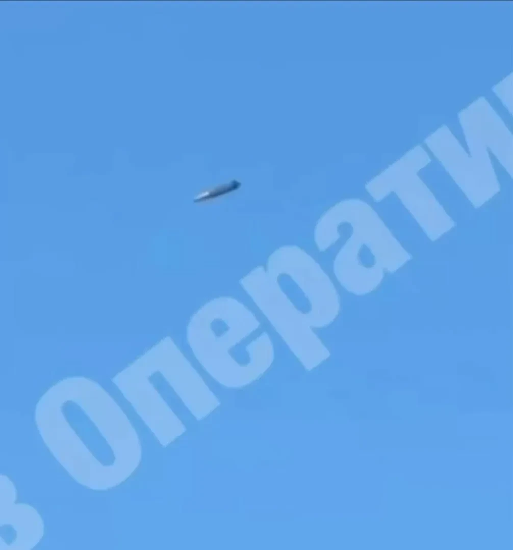 Еще одно видео падения сбитой баллистической ракеты ОТРК "Искандер-М" сегодня в Киеве, ...