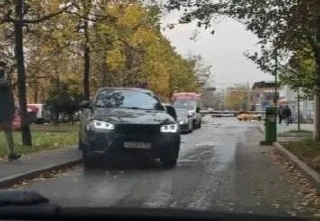 Тротуары и газоны используют для объезда