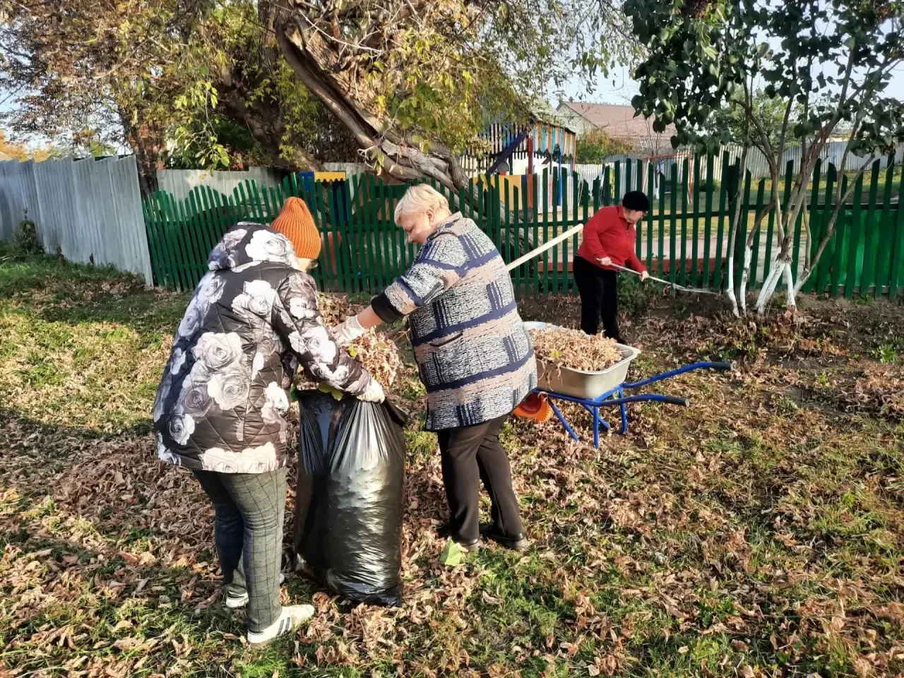 🧹🍁 Карабулакцы вышли на районный субботник