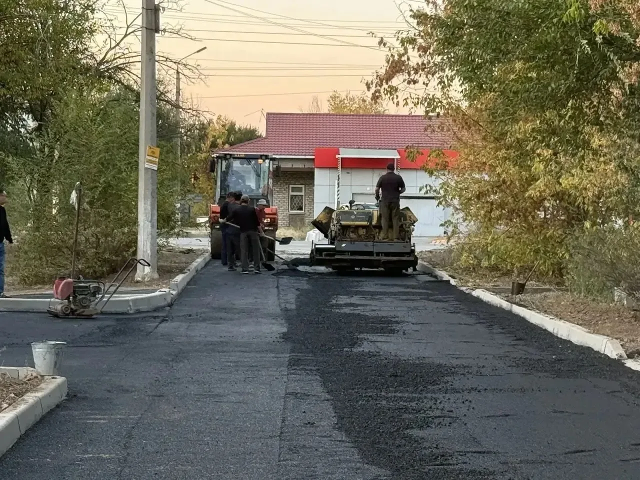 🏡 Двор дома № 19 на улице Пушкина в селе Троицкое теперь радует жителей новым асфальтом.